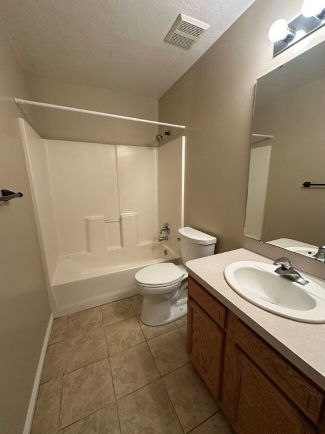 Building Photo - Big Year, Bigger Home – 5 Bed 2 Bath Syracuse + Tiered Rent & 2 Weeks Free!