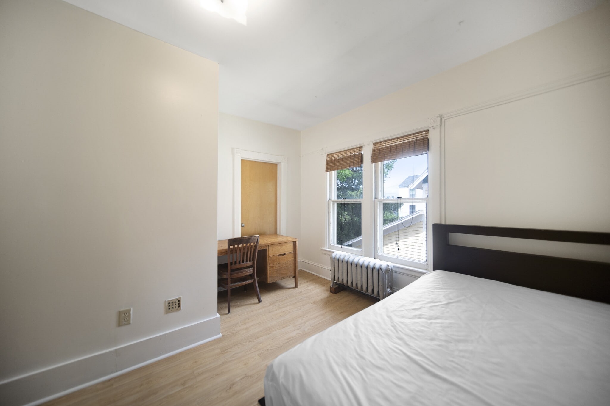 Building Photo - 921 E State St