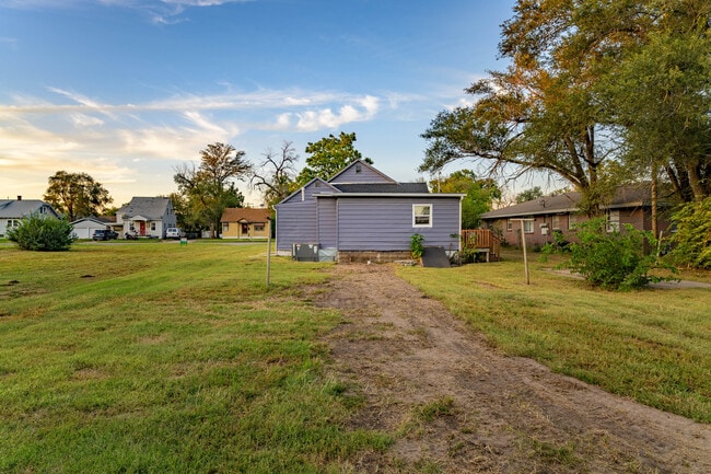 Building Photo - 407 W 6th Ave