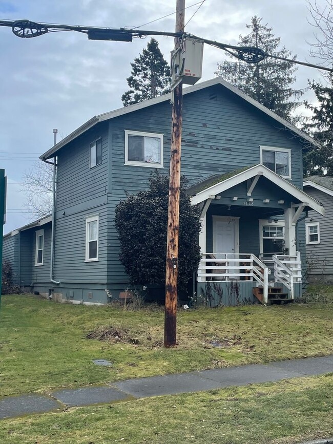 Building Photo - Large House, 6 Bedrooms Preleasing NOW!