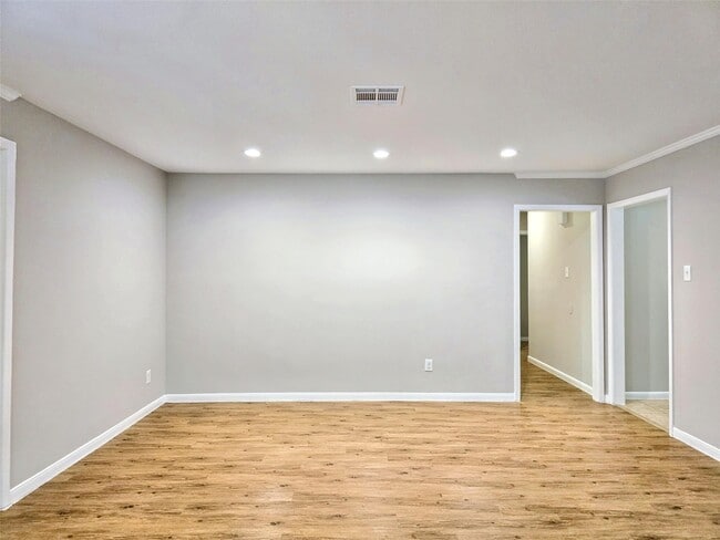 Building Photo - 5922 Densmore Dr
