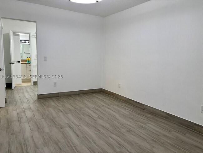 Building Photo - 1591 NE Miami Gardens Dr