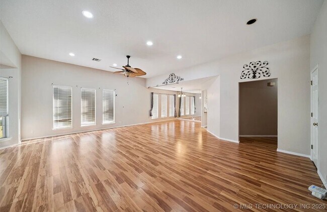 Building Photo - Located in a cul-de-sac, this 3 bedroom, 2 bath, 2 car garage home boasts over 2000 sq ft and a g...