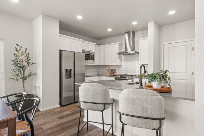 Building Photo - Start a Lease by 12/1 and Receive a $500 R...