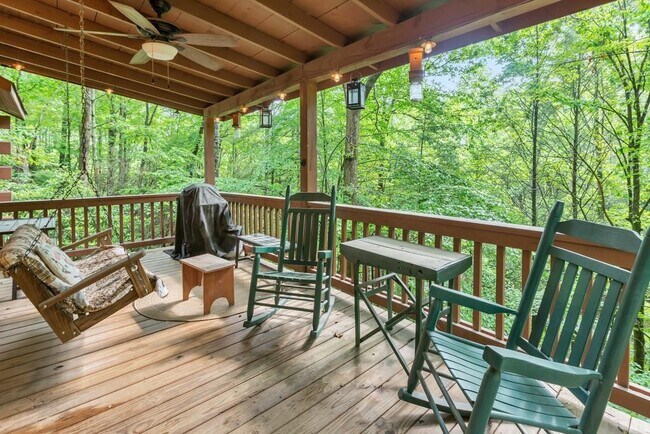 Building Photo - 9 Briar Creek Rd