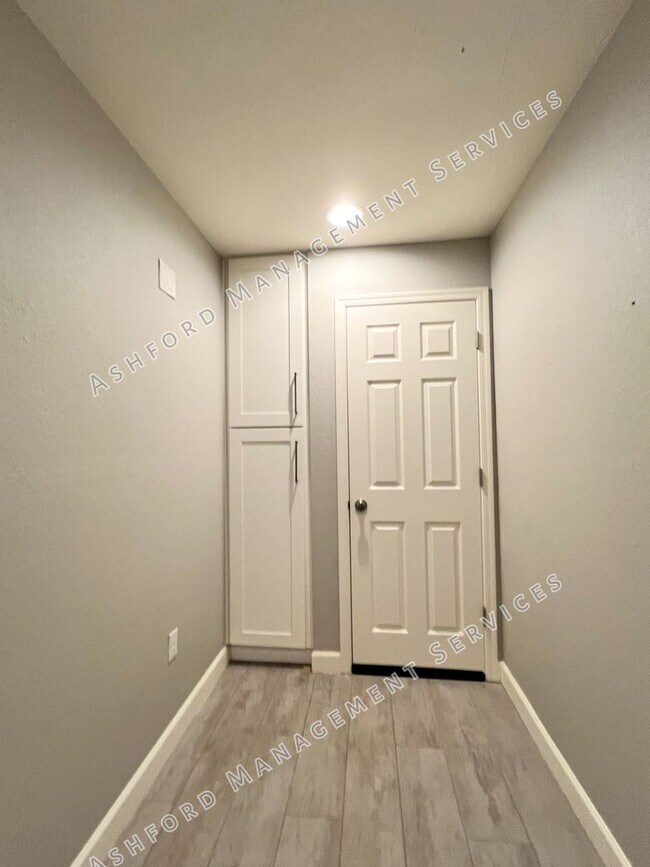 Building Photo - REMODELED 3 BEDROOM 2 BATH GEM WITH DETACH...