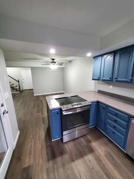 Building Photo - 12 Pebble Ct