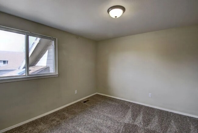 Building Photo - Spacious 3 bed Townhome with Fenced Yard, ...