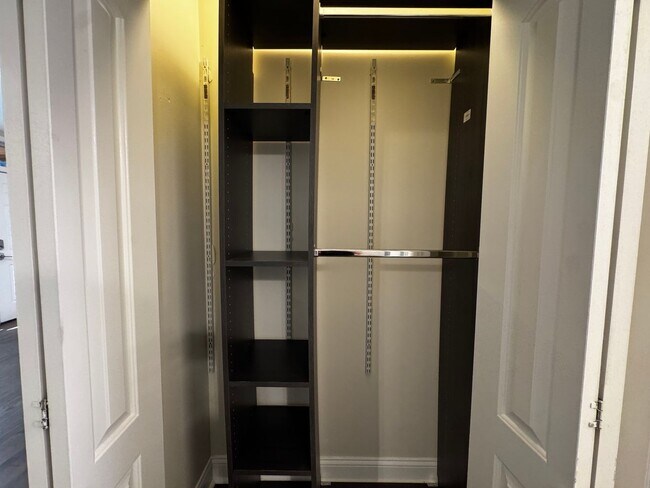 Building Photo - Nice 1 Bed w/Dining Room and Newer Kitchen and Bath at Roger's Glenwood District