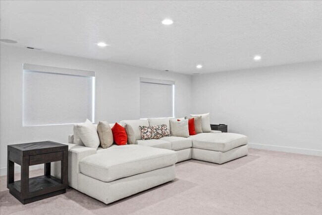 Building Photo - 690 S Edge Ln