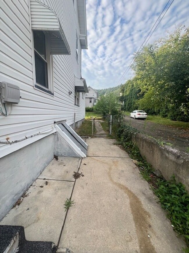 Building Photo - 2 bedroom 1 bath