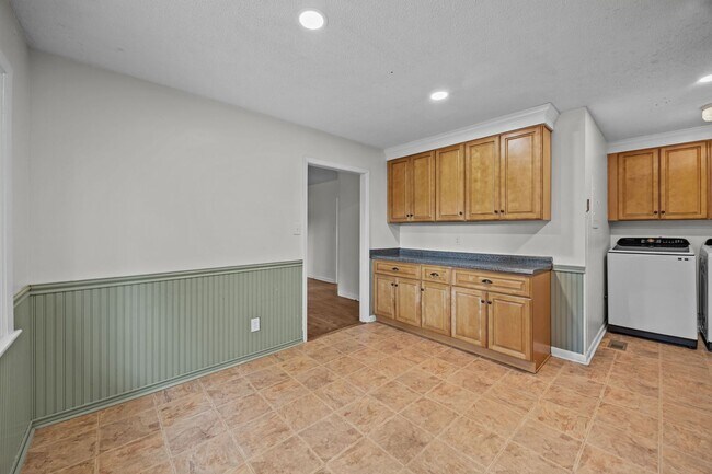 Building Photo - 3 Bedroom 2 Freshly Remodeled Bathrooms