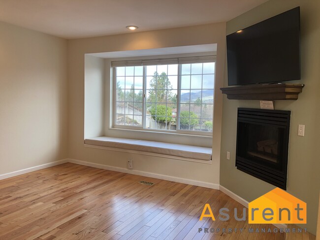 Building Photo - Stunning Home with Beautiful views of Ashland Available Soon!