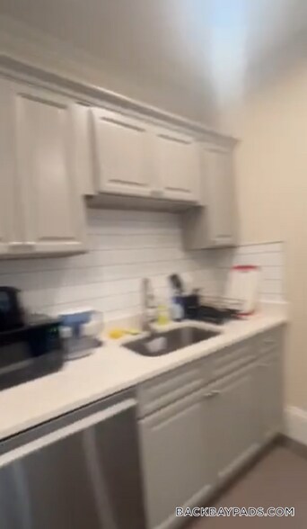 Building Photo - 913 Boylston St