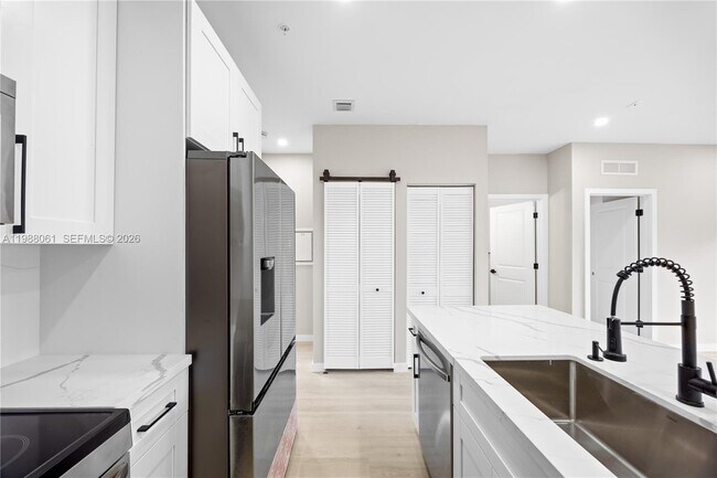 Building Photo - 630 NE 166th St