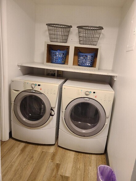washer/dryer in condo - 2100 Kanawha Ave SE