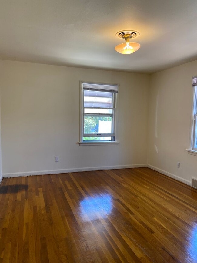 Building Photo - Dog Friendly Classic university home with ...