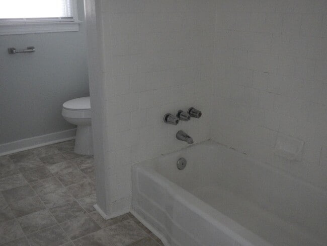 Building Photo - 1028 Proctor St