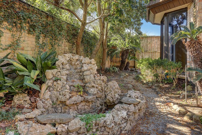 Building Photo - 5203 Braesvalley Dr