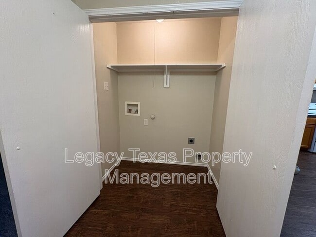 Building Photo - 641 Woodard Ave