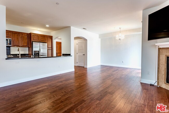 Building Photo - 5037 Rosewood Ave