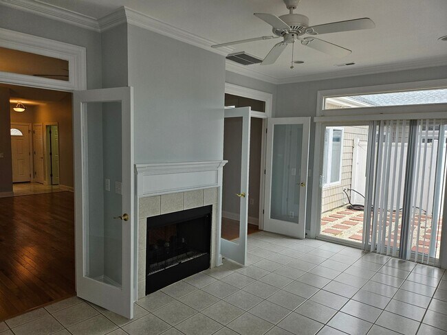 Building Photo - Southport - 3bedroom, 2 bath Townhouse