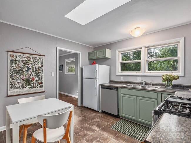 Building Photo - Must see home for everyone!!!