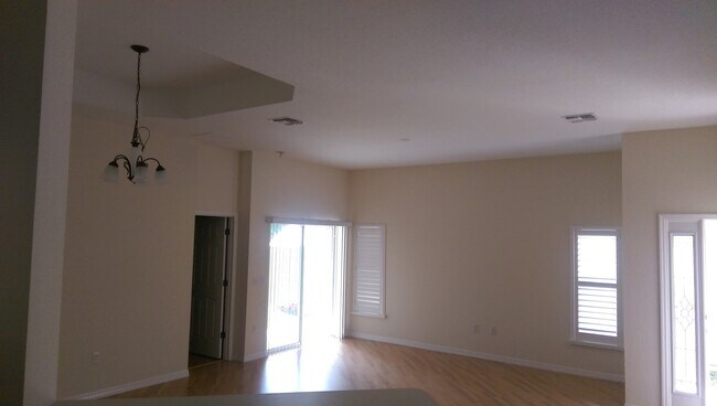 Building Photo - 3 bed, 2 bath 2 car garage