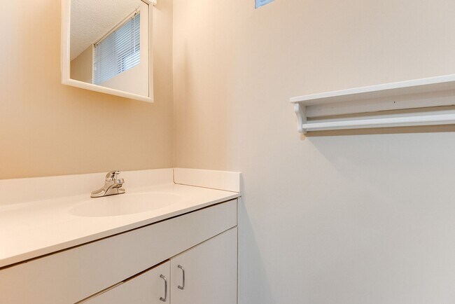Building Photo - Recently Renovated 4-Bed Close to Macalester, St Thomas, Concordia & St Kate's!