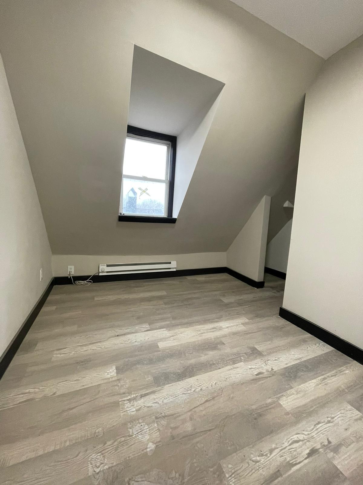 Unit 3 - 125 Wegman Pky