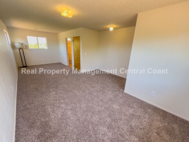 Building Photo - AVAILABLE NOW - Spacious Country Home in S...