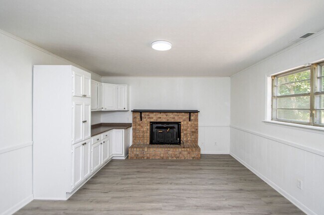 Building Photo - Welcome to a beautifully maintained 4-bedroom, 2-bathroom home located in the highly sought-after...