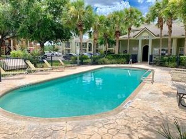 Building Photo - 2550 N Alafaya Trail
