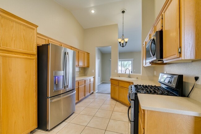 Building Photo - Charming Single-Story Home with Spa & Covered Patio Near Spencer & Wigwam in Las Vegas