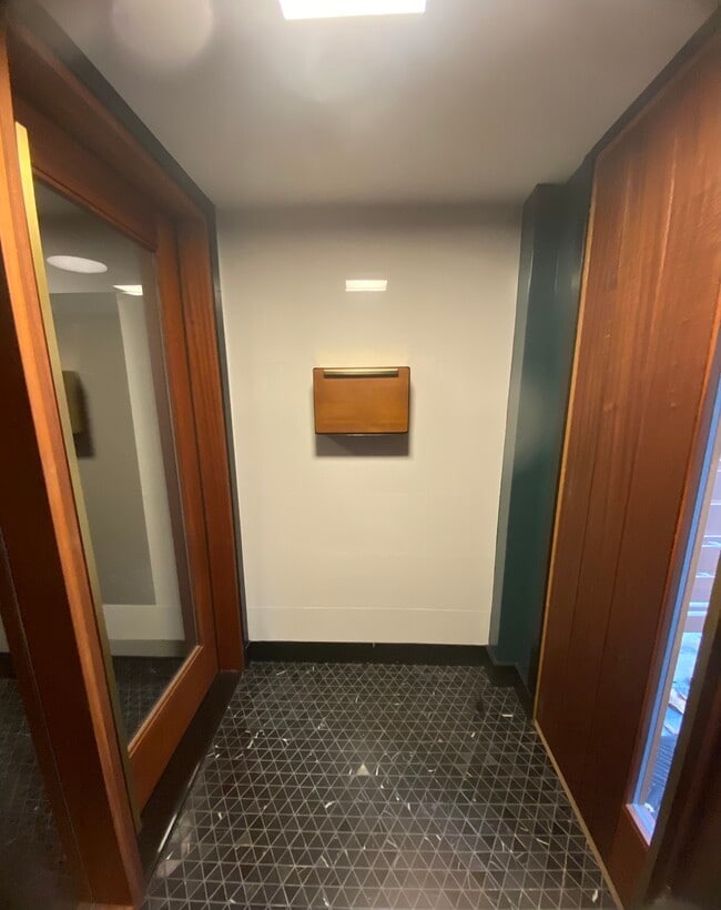 Lobby. Marble floor. - 19 Conselyea St