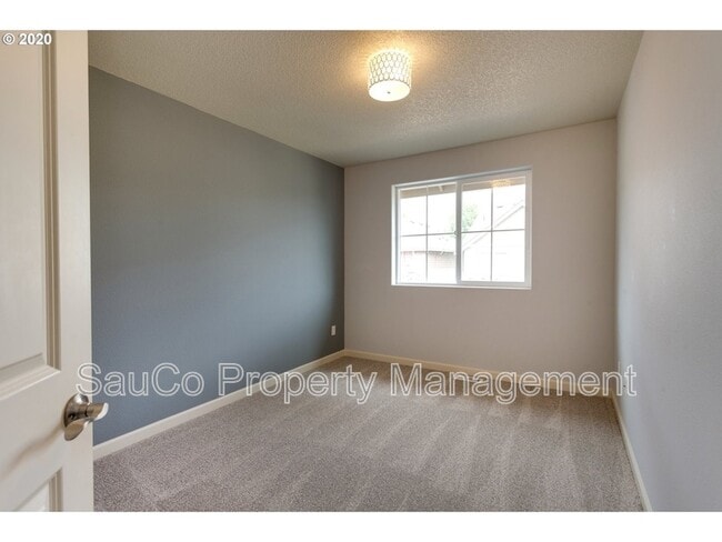 Building Photo - 10573 NE Summer Falls St