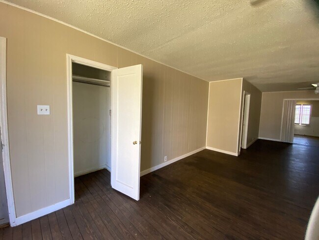 Building Photo - Spacious, remodeled 4 Bed, 2 Bath Home in ...