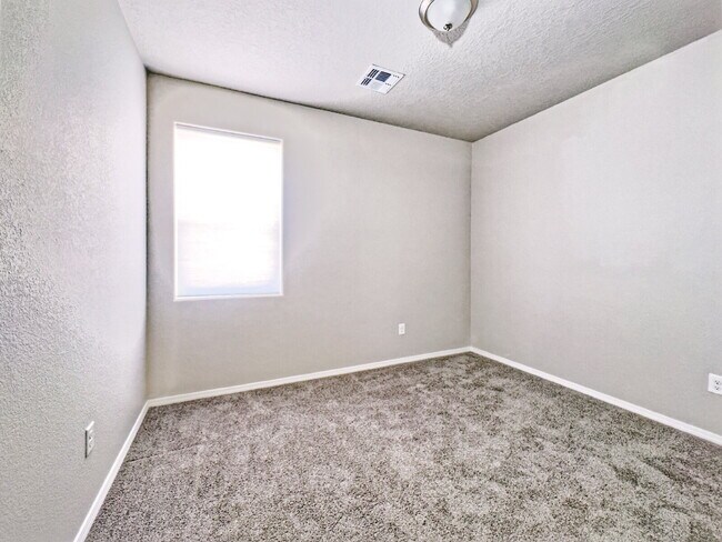 Building Photo - Newer Home in Mountain Hawk