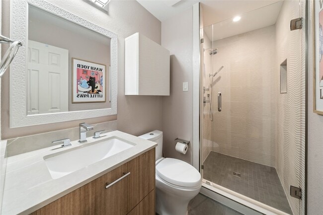 Building Photo - 9333 Fairmont Dr