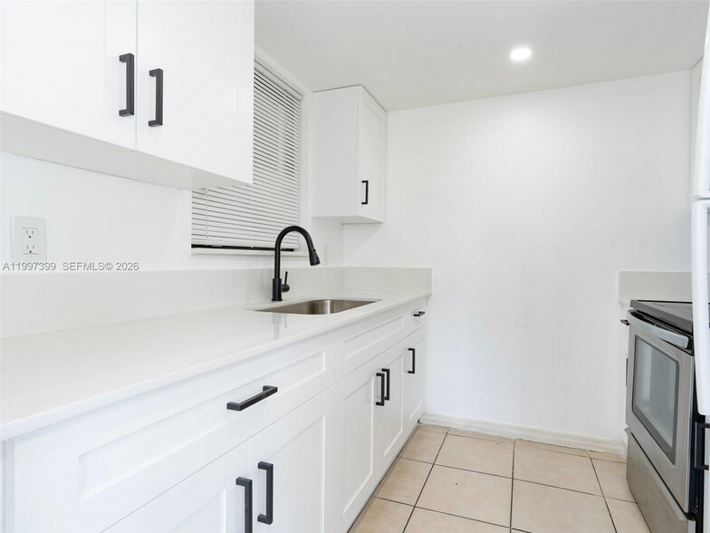 Building Photo - 1490 W 42nd Pl