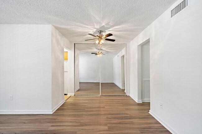 Building Photo - 711 Holiday Dr