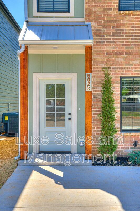 Building Photo - 612 W 2nd St