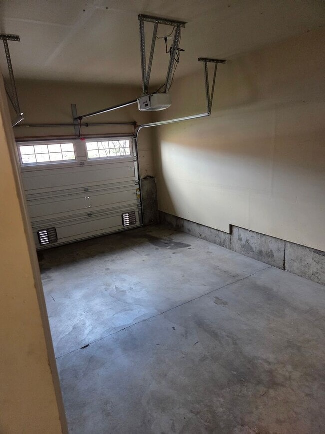 Building Photo - 2 story townhome close to trails! MOVIE IN SPECIAL