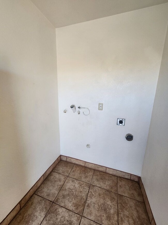 Building Photo - This 2 Bedroom/ 1 Bathroom home
