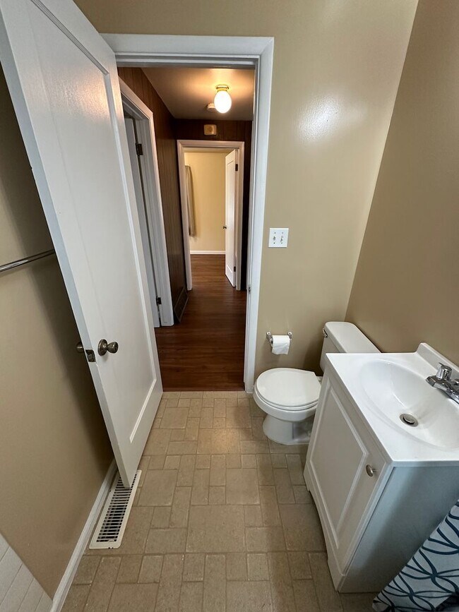 Building Photo - Cozy and Conveniently Located 2 Bed 1 Bath Spokane Home w/ Detached Garage & Heated Multipurpose ...