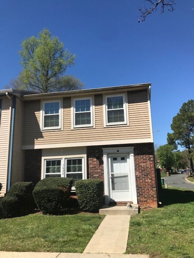 Building Photo - Coming Soon! Three Bedroom Townhome!!