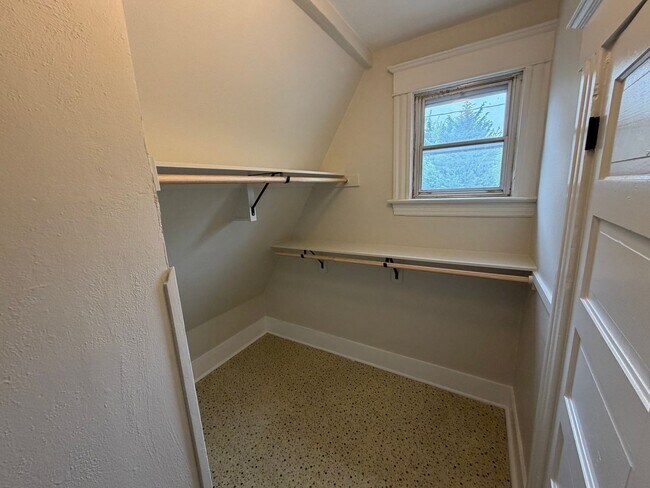 Building Photo - Gorgeous Newly Remodeled Upper Unit in Buckman with Washer/Dryer, A/C