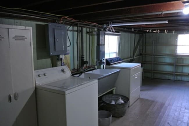 Building Photo - Charming Craftsman-Style 2BD/1BA Duplex – ...