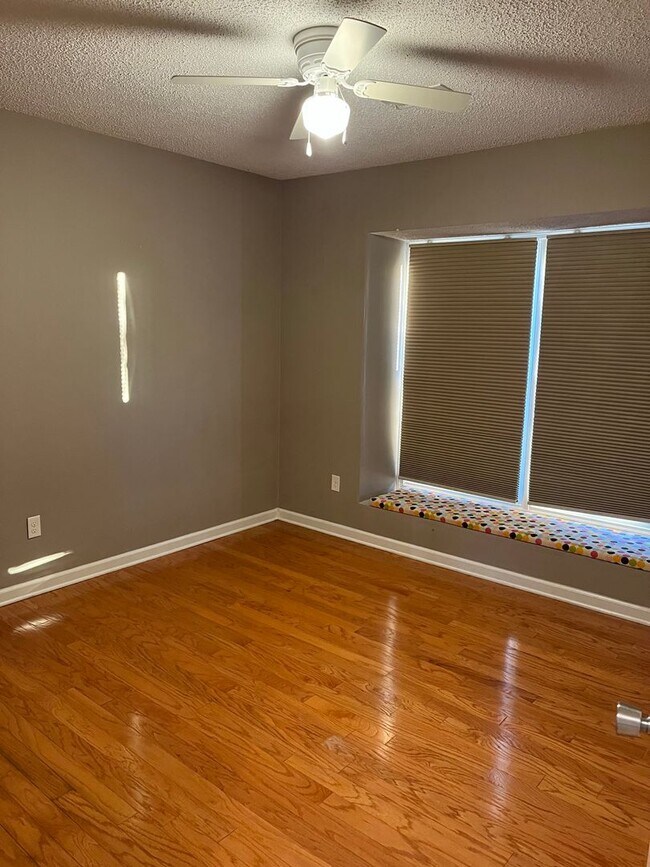 Building Photo - Knoxville 37922, 3 bedroom, 2 bath home with a lot of storage - Call Susan Niedergeses (865) 300-...