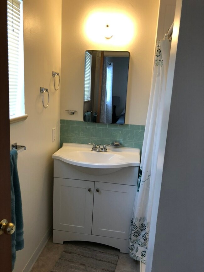 Building Photo - 891 S Taft St